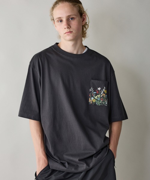 rehacer（レアセル）の「rehacer : Garden Flower Relax Fit Pocket T-shirt  / ガーデンフラワー リラックスフィット ポケットTシャツ（Tシャツ/カットソー・メンズ・ホワイト/ブラック・SMALL/MEDIUM/LARGE/X-LARGE）」の10枚目の写真
