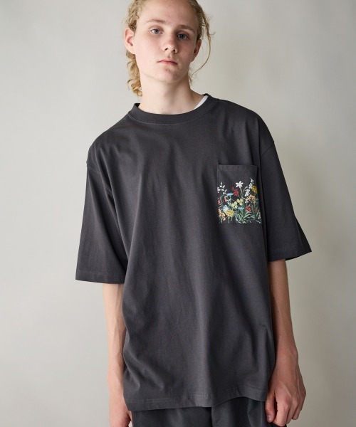 rehacer（レアセル）の「rehacer : Garden Flower Relax Fit Pocket T-shirt  / ガーデンフラワー リラックスフィット ポケットTシャツ（Tシャツ/カットソー・メンズ・ホワイト/ブラック・SMALL/MEDIUM/LARGE/X-LARGE）」の9枚目の写真