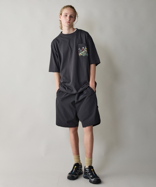 rehacer（レアセル）の「rehacer : Garden Flower Relax Fit Pocket T-shirt  / ガーデンフラワー リラックスフィット ポケットTシャツ（Tシャツ/カットソー・メンズ・ホワイト/ブラック・SMALL/MEDIUM/LARGE/X-LARGE）」の6枚目の写真