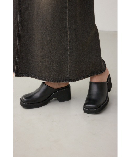 AZUL by moussy（アズールバイマウジー）の「スタッズデザインミュール（サンダル・レディース・ブラウン/ブラック・SMALL/MEDIUM/LARGE）」の3枚目の写真