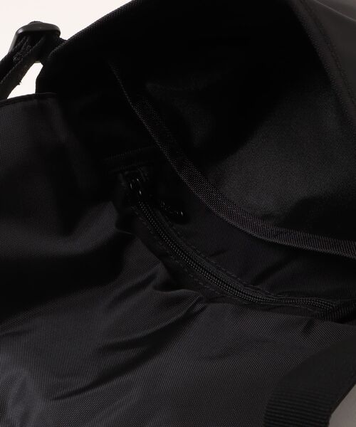 Manhattan Portage(マンハッタンポーテージ)の「NYLON MESSENGER BAG (XXS) FLIGHT NYLON BACKING BP W/DIV MGNT(メッセンジャーバッグ・メンズ・ブラック・X-SMALL)」の16枚目の写真
