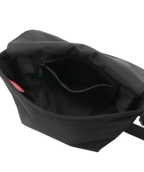 Manhattan Portage(マンハッタンポーテージ)の「NYLON MESSENGER BAG (XXS) FLIGHT NYLON BACKING BP W/DIV MGNT(メッセンジャーバッグ・メンズ・ブラック・X-SMALL)」の8枚目の写真