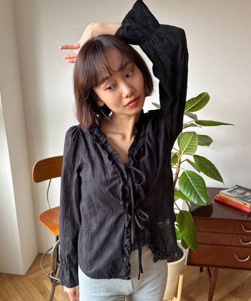 FUULLY STUDIO(フーリィーステューディオ)の「ジャガードフリルレースブラウス(シャツ/ブラウス・レディース・ブラック/ホワイト・FREE)」の14枚目の写真