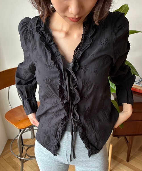 FUULLY STUDIO(フーリィーステューディオ)の「ジャガードフリルレースブラウス(シャツ/ブラウス・レディース・ブラック/ホワイト・FREE)」の15枚目の写真