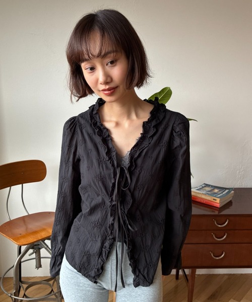 FUULLY STUDIO(フーリィーステューディオ)の「ジャガードフリルレースブラウス(シャツ/ブラウス・レディース・ブラック/ホワイト・FREE)」の20枚目の写真