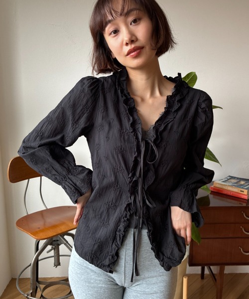 FUULLY STUDIO(フーリィーステューディオ)の「ジャガードフリルレースブラウス(シャツ/ブラウス・レディース・ブラック/ホワイト・FREE)」の21枚目の写真
