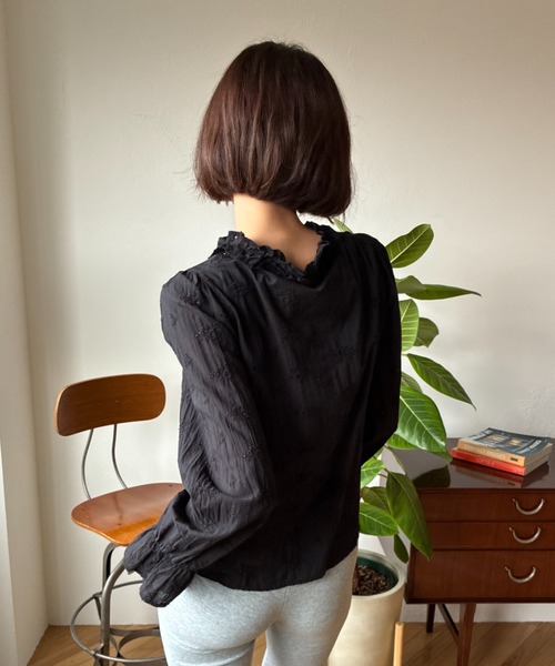 FUULLY STUDIO(フーリィーステューディオ)の「ジャガードフリルレースブラウス(シャツ/ブラウス・レディース・ブラック/ホワイト・FREE)」の13枚目の写真
