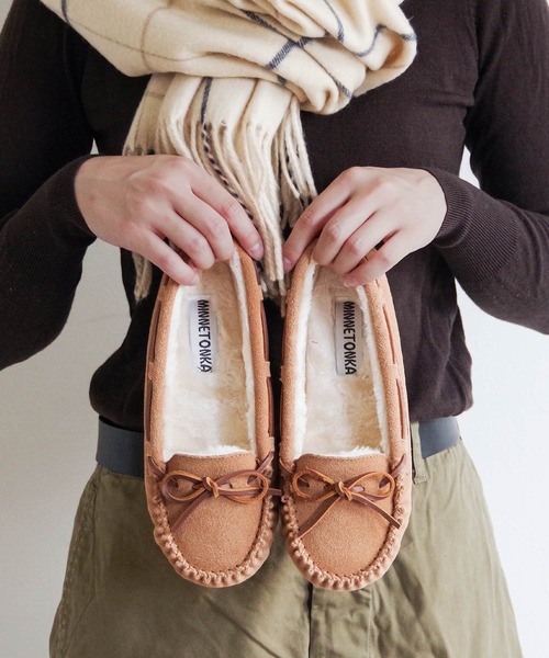 Minnetonka（ミネトンカ）の「MINNETONKA（ミネトンカ） / ファースエードモカシン PILE LINED CALLY SLIPPERS（スリッポン・レディース・ネイビー/グレー/ブラック/ベージュ/チョコ/ストーン・7/6/9/8/5）」の5枚目の写真