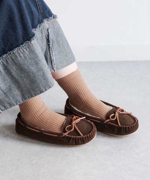 Minnetonka（ミネトンカ）の「MINNETONKA（ミネトンカ） / ファースエードモカシン PILE LINED CALLY SLIPPERS（スリッポン・レディース・ネイビー/グレー/ブラック/ベージュ/チョコ/ストーン・7/6/9/8/5）」の4枚目の写真