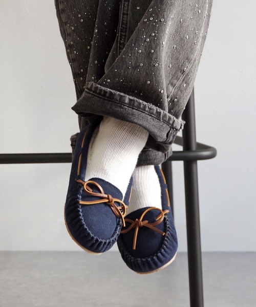 Minnetonka（ミネトンカ）の「MINNETONKA（ミネトンカ） / ファースエードモカシン PILE LINED CALLY SLIPPERS（スリッポン・レディース・ネイビー/グレー/ブラック/ベージュ/チョコ/ストーン・7/6/9/8/5）」の6枚目の写真