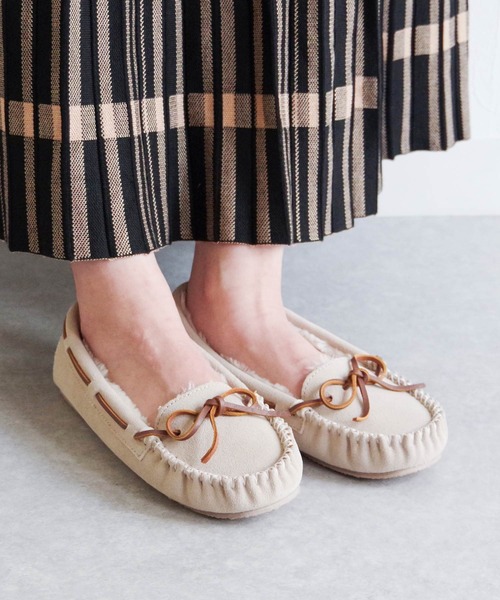 Minnetonka（ミネトンカ）の「MINNETONKA（ミネトンカ） / ファースエードモカシン PILE LINED CALLY SLIPPERS（スリッポン・レディース・ネイビー/グレー/ブラック/ベージュ/チョコ/ストーン・7/6/9/8/5）」の2枚目の写真