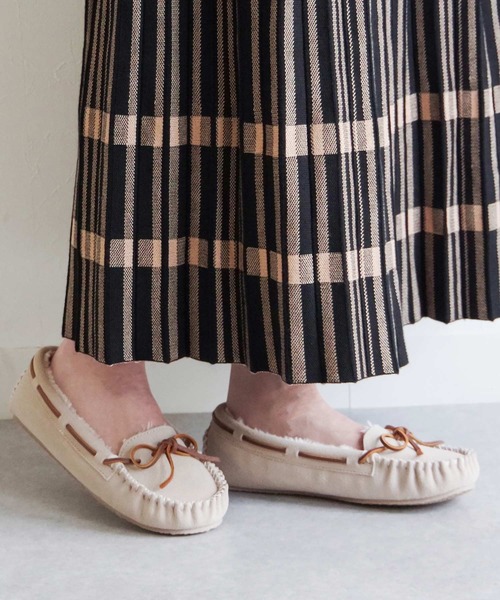 Minnetonka（ミネトンカ）の「MINNETONKA（ミネトンカ） / ファースエードモカシン PILE LINED CALLY SLIPPERS（スリッポン・レディース・ネイビー/グレー/ブラック/ベージュ/チョコ/ストーン・7/6/9/8/5）」の7枚目の写真