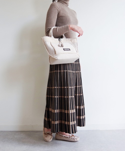Minnetonka（ミネトンカ）の「MINNETONKA（ミネトンカ） / ファースエードモカシン PILE LINED CALLY SLIPPERS（スリッポン・レディース・ネイビー/グレー/ブラック/ベージュ/チョコ/ストーン・7/6/9/8/5）」の8枚目の写真