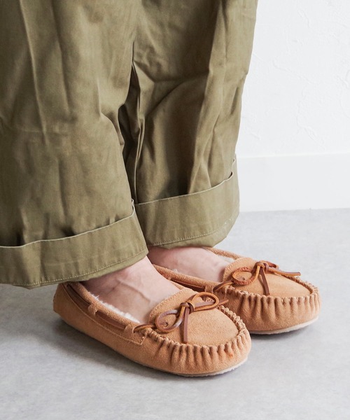 Minnetonka（ミネトンカ）の「MINNETONKA（ミネトンカ） / ファースエードモカシン PILE LINED CALLY SLIPPERS（スリッポン・レディース・ネイビー/グレー/ブラック/ベージュ/チョコ/ストーン・7/6/9/8/5）」の10枚目の写真