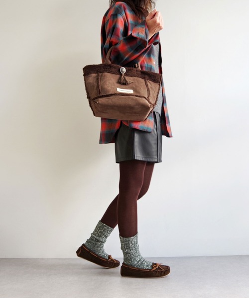 Minnetonka（ミネトンカ）の「MINNETONKA（ミネトンカ） / ファースエードモカシン PILE LINED CALLY SLIPPERS（スリッポン・レディース・ネイビー/グレー/ブラック/ベージュ/チョコ/ストーン・7/6/9/8/5）」の19枚目の写真
