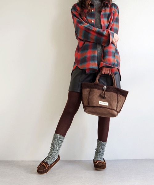 Minnetonka（ミネトンカ）の「MINNETONKA（ミネトンカ） / ファースエードモカシン PILE LINED CALLY SLIPPERS（スリッポン・レディース・ネイビー/グレー/ブラック/ベージュ/チョコ/ストーン・7/6/9/8/5）」の20枚目の写真