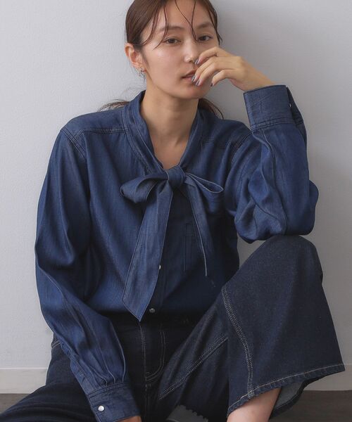 OPAQUE.CLIP（オペークドットクリップ）の「セルロース混デニムボウタイブラウス【洗濯機洗い可】（シャツ/ブラウス・レディース・ネイビー/ブルー・42/40/38）」の2枚目の写真