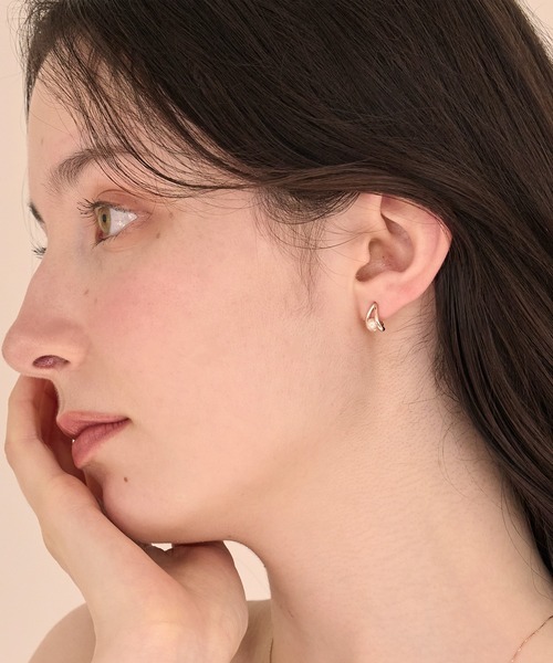 Phoebe（フィービィー）の「【痛くないシリーズ/金属アレルギー対応】ドロップパールライトフィットイヤリング（イヤリング・レディース・イエローゴールド/シルバー/シャンパン・FREE）」の6枚目の写真