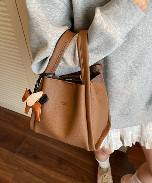 c.u.l（シーユーエル）の「バケツ型 ハンド ショルダーバッグ cula1293（ショルダーバッグ・レディース・レッド/ピンク/ブラウン/ブルー/イエロー/ベージュ/アイボリー/ブラック・FREE）」の4枚目の写真