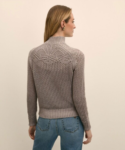 BROOKS BROTHERS(ブルックスブラザーズ)の「ウール ポインテール モックネックセーター(ニット/セーター・レディース・ベージュ・LARGE/MEDIUM/SMALL/X-SMALL)」の2枚目の写真