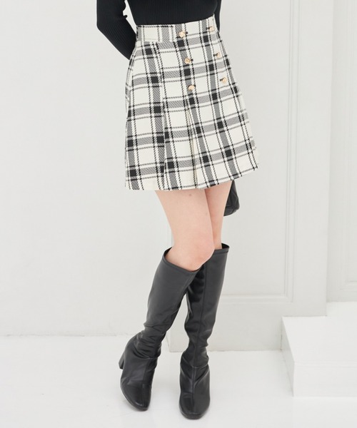 tocco closet(トッコ クローゼット)の「インナーパンツ付きゴールド釦チェックミニスカート(スカート・レディース・アイボリー/ブラック・M)」の1枚目の写真