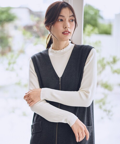 ANY(エニィ)の「【6色展開】フリルネックニット(ニット/セーター・レディース・イエロー系/ブラック系/ブルー系9/アイボリー系9/アイボリー系/ワイン系・X-LARGE)」の1枚目の写真