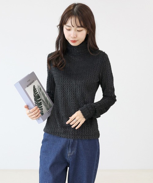 Aletta vita(アレッタビータ)の「ショートフェザーハイネックプルオーバー(Tシャツ/カットソー・レディース・ブラック/オフホワイト・FREE)」の3枚目の写真