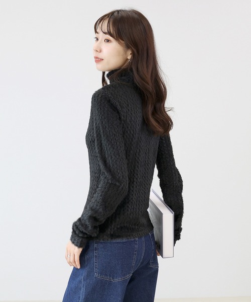 Aletta vita(アレッタビータ)の「ショートフェザーハイネックプルオーバー(Tシャツ/カットソー・レディース・ブラック/オフホワイト・FREE)」の4枚目の写真