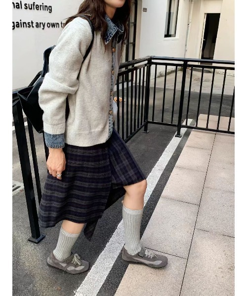 ReRe(リリ)の「デニムシャツ風レイヤードニットトップス(ニット/セーター・レディース・オフホワイト/ブラウン/ライトグレー/ダークグレー/ネイビー・FREE)」の21枚目の写真