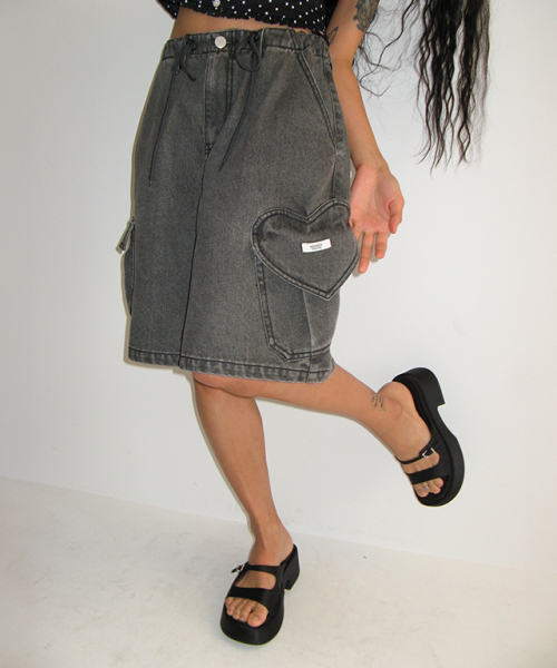 RONRON(ロンロン)の「HEART POCKET CARGO DENIM SHORT PANTS GREY BLACK(その他パンツ・レディース・その他・FREE)」の1枚目の写真
