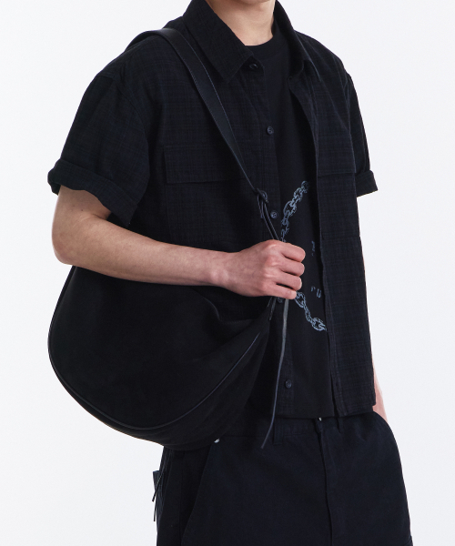 KICHUL(キチョル)の「ALL-DAY MIDDLE CROSS BAG (SUADE BLACK)(メッセンジャーバッグ・メンズ・その他・FREE)」の2枚目の写真