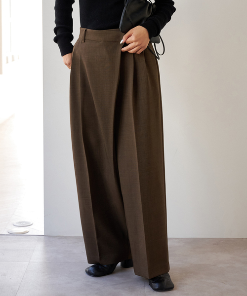 OUTDOOR PRODUCTS（アウトドアプロダクツ）の「ツイルアシンメトリータックパンツ（スラックス・レディース・ブラック/ブラウン・36/38）」の2枚目の写真