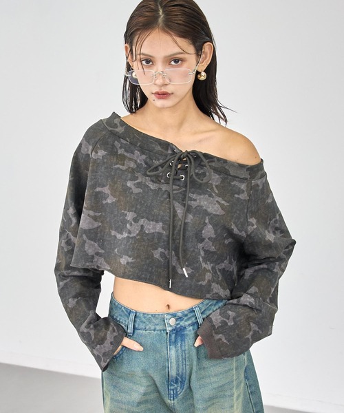ANAP(アナップ)の「カモフラージュ柄 オフショルダー スウェット トップス(スウェット・レディース・カーキ/グレー・F)」の3枚目の写真