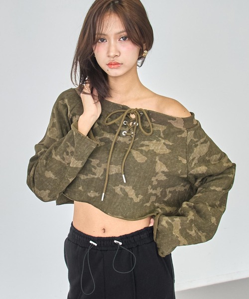 ANAP(アナップ)の「カモフラージュ柄 オフショルダー スウェット トップス(スウェット・レディース・カーキ/グレー・F)」の9枚目の写真