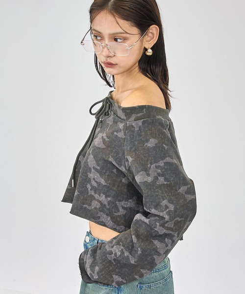 ANAP(アナップ)の「カモフラージュ柄 オフショルダー スウェット トップス(スウェット・レディース・カーキ/グレー・F)」の4枚目の写真