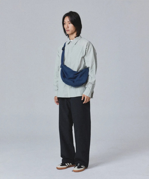 EMOTIO（エモティオ）の「[THOMAS collection]Nylon Crossbody Bag - DENIM（メッセンジャーバッグ・メンズ・その他・FREE）」の2枚目の写真