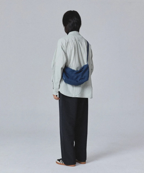 EMOTIO（エモティオ）の「[THOMAS collection]Nylon Crossbody Bag - DENIM（メッセンジャーバッグ・メンズ・その他・FREE）」の3枚目の写真
