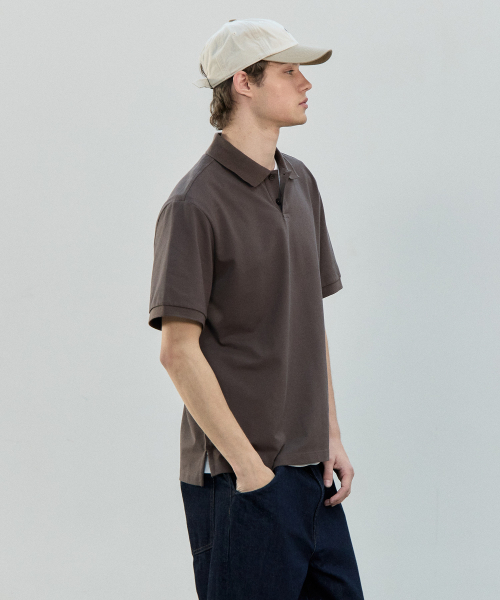 BASIC HOUSE(ベーシックハウス)の「UNI セミオーバーフィット ピケ ポロT ブラウン LYTS3104(ポロシャツ・メンズ・ブラウン・FREE)」の3枚目の写真