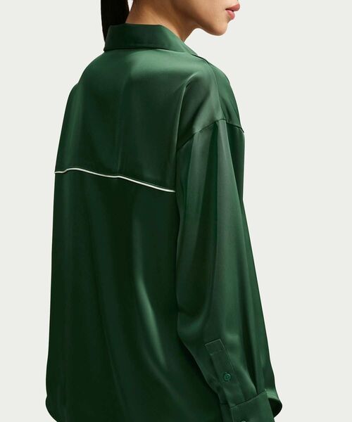 NIKE(ナイキ)の「ナイキ スポーツウェア ウィメンズ オーバーサイズド サテン ロングスリーブ トップス / Nike Sportswear Women's Oversized Satin Long-Sleeve Top IM0576-323 Fir(シャツ/ブラウス・レディース・カモフラージュ・L/S/M/XL/XS)」の2枚目の写真