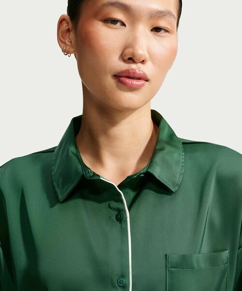 NIKE(ナイキ)の「ナイキ スポーツウェア ウィメンズ オーバーサイズド サテン ロングスリーブ トップス / Nike Sportswear Women's Oversized Satin Long-Sleeve Top IM0576-323 Fir(シャツ/ブラウス・レディース・カモフラージュ・L/S/M/XL/XS)」の3枚目の写真