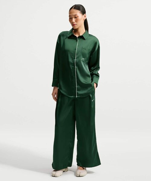 NIKE(ナイキ)の「ナイキ スポーツウェア ウィメンズ オーバーサイズド サテン ロングスリーブ トップス / Nike Sportswear Women's Oversized Satin Long-Sleeve Top IM0576-323 Fir(シャツ/ブラウス・レディース・カモフラージュ・L/S/M/XL/XS)」の4枚目の写真