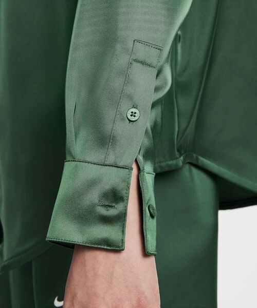 NIKE(ナイキ)の「ナイキ スポーツウェア ウィメンズ オーバーサイズド サテン ロングスリーブ トップス / Nike Sportswear Women's Oversized Satin Long-Sleeve Top IM0576-323 Fir(シャツ/ブラウス・レディース・カモフラージュ・L/S/M/XL/XS)」の6枚目の写真