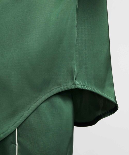NIKE(ナイキ)の「ナイキ スポーツウェア ウィメンズ オーバーサイズド サテン ロングスリーブ トップス / Nike Sportswear Women's Oversized Satin Long-Sleeve Top IM0576-323 Fir(シャツ/ブラウス・レディース・カモフラージュ・L/S/M/XL/XS)」の7枚目の写真