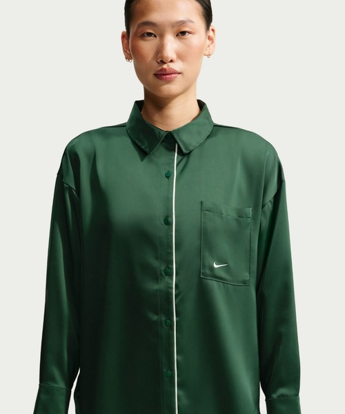 NIKE(ナイキ)の「ナイキ スポーツウェア ウィメンズ オーバーサイズド サテン ロングスリーブ トップス / Nike Sportswear Women's Oversized Satin Long-Sleeve Top IM0576-323 Fir(シャツ/ブラウス・レディース・カモフラージュ・L/S/M/XL/XS)」の1枚目の写真