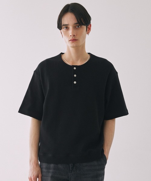 LUENNA（ルエナ）の「【LUENNA】Thermal Henley Neck T-Shirt / サーマルヘンリーネックTシャツ（Tシャツ/カットソー・メンズ・グレー/ブラック・S/M/L）」の2枚目の写真