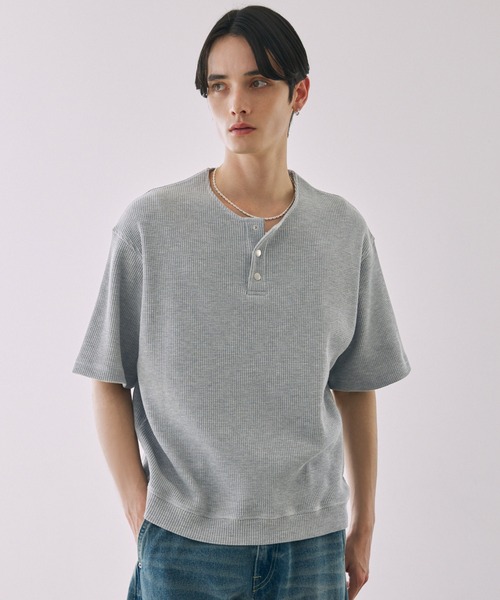LUENNA（ルエナ）の「【LUENNA】Thermal Henley Neck T-Shirt / サーマルヘンリーネックTシャツ（Tシャツ/カットソー・メンズ・グレー/ブラック・S/M/L）」の3枚目の写真