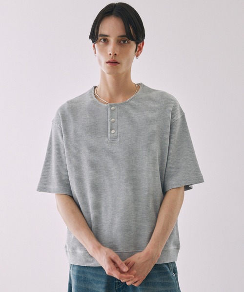 LUENNA（ルエナ）の「【LUENNA】Thermal Henley Neck T-Shirt / サーマルヘンリーネックTシャツ（Tシャツ/カットソー・メンズ・グレー/ブラック・S/M/L）」の4枚目の写真