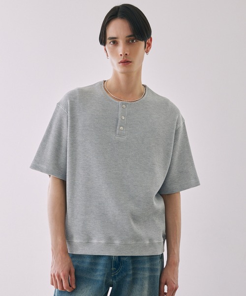 LUENNA（ルエナ）の「【LUENNA】Thermal Henley Neck T-Shirt / サーマルヘンリーネックTシャツ（Tシャツ/カットソー・メンズ・グレー/ブラック・S/M/L）」の5枚目の写真