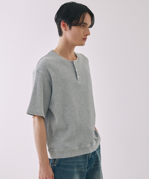 LUENNA（ルエナ）の「【LUENNA】Thermal Henley Neck T-Shirt / サーマルヘンリーネックTシャツ（Tシャツ/カットソー・メンズ・グレー/ブラック・S/M/L）」の6枚目の写真