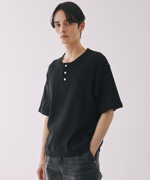 LUENNA（ルエナ）の「【LUENNA】Thermal Henley Neck T-Shirt / サーマルヘンリーネックTシャツ（Tシャツ/カットソー・メンズ・グレー/ブラック・S/M/L）」の11枚目の写真